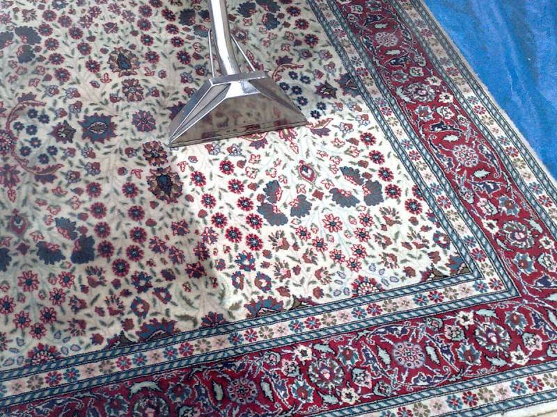 قبل از شستشوی فرش در منزل آن را غبارگیری کنید| شرکت فرش اکسیر