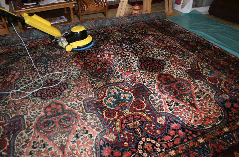 نظافت منظم فرش ابریشم با جاروبرقی | شرکت فرش اکسیر