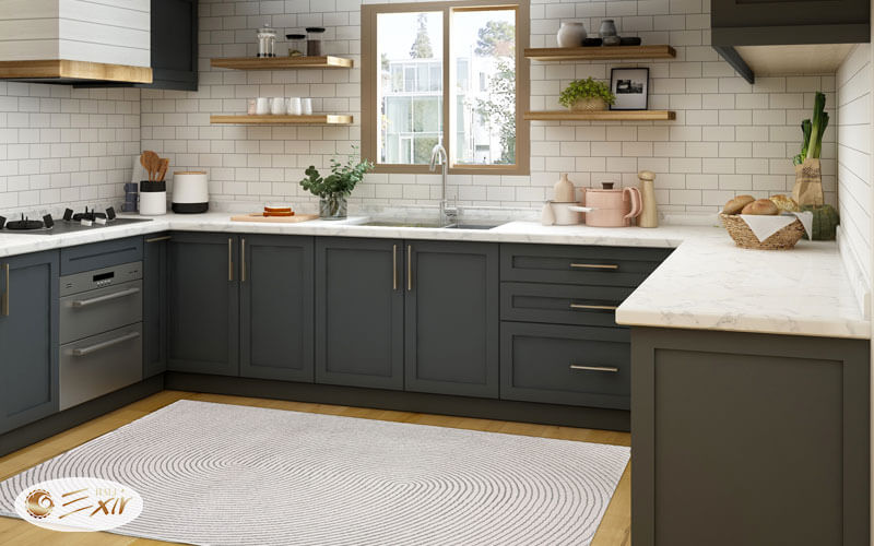 فرش طوسی روشن یک رنگ مناسب فرش آشپزخانه با کابینت های طوسی سفید