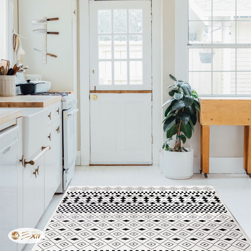 انتخاب رنگ مناسب فرش آشپزخانه، فرش مراکشی سفید مشکی متناسب با رنگ سفید کابینت ها انتخاب شده است.
