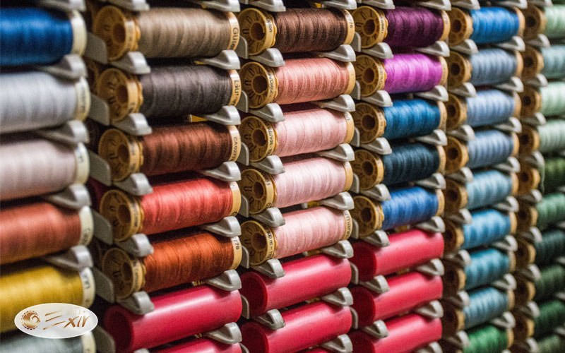 جنس نخ و الیاف فرش یکی از عوامل موثر بر قیمت فرش ماشینی است