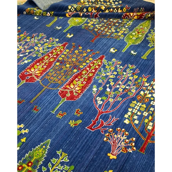 فرش پشمی ابی و لاکی از نمای نزدیک | فرش اکسیر