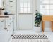 انتخاب رنگ مناسب فرش آشپزخانه، فرش مراکشی سفید مشکی متناسب با رنگ سفید کابینت ها انتخاب شده است.